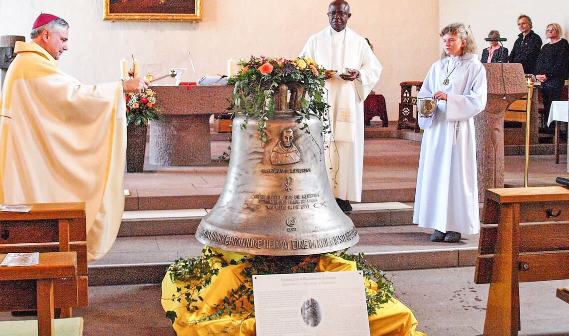 Festlicher Moment in der katholischen Kirche St. Bernhard in Maulbronn: Weihbischof Matthäus Karrer weiht die neue Kirchenglocke. Foto: Filitz