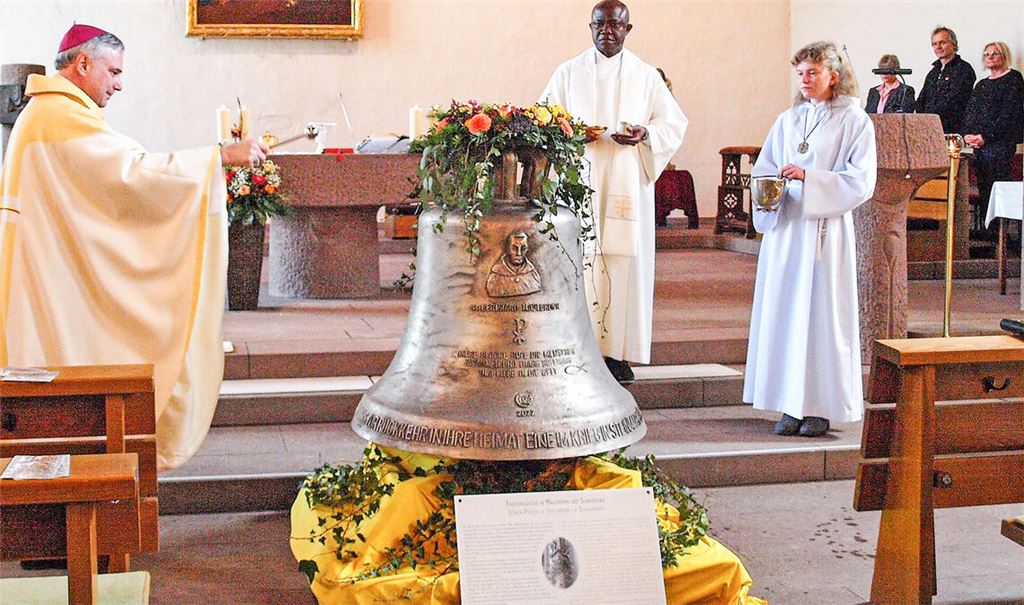 Festlicher Moment in der katholischen Kirche St. Bernhard in Maulbronn: Weihbischof Matthäus Karrer weiht die neue Kirchenglocke. Foto: Filitz