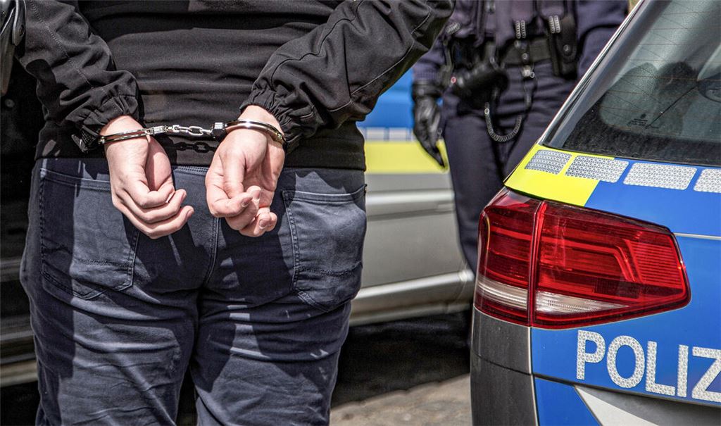 Festnahme: Ein 30 Jahre alter Mann hat einen Hundebesitzer mit einem Cuttermesser lebensgefährlich verletzt. Symbolbild: Archiv