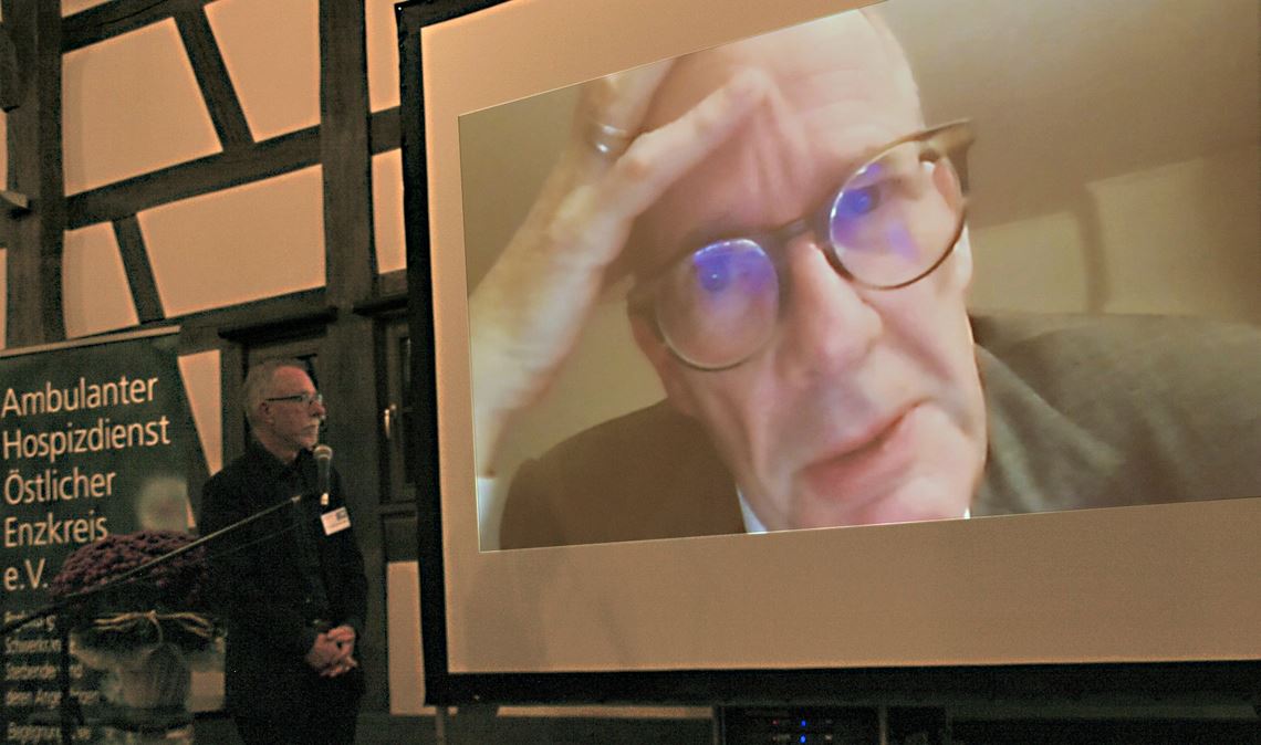 Festrede über Leinwand: Altersforscher Professor Andreas Kruse, der von Dr. Johannes Bastian (li.) vorgestellt worden ist, spricht über das Lebensende.Foto: Filitz