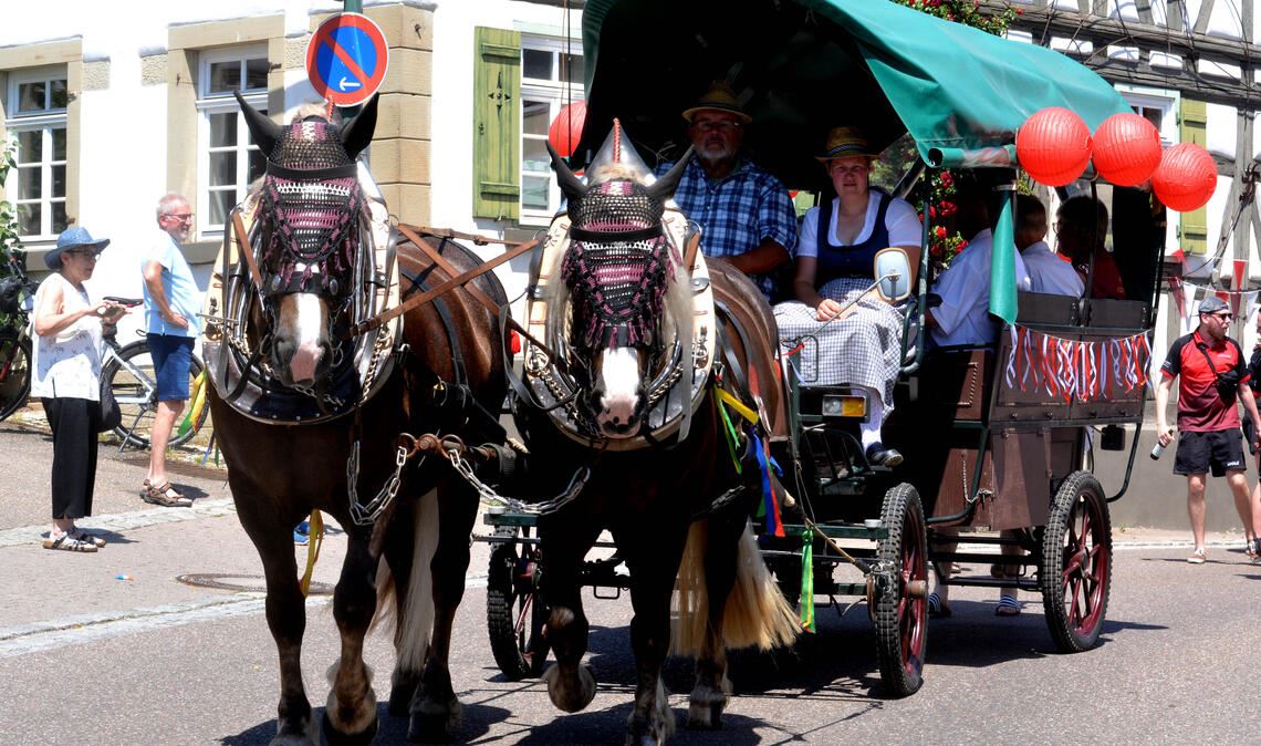 Festwagen mit Ehrenmitgliedern