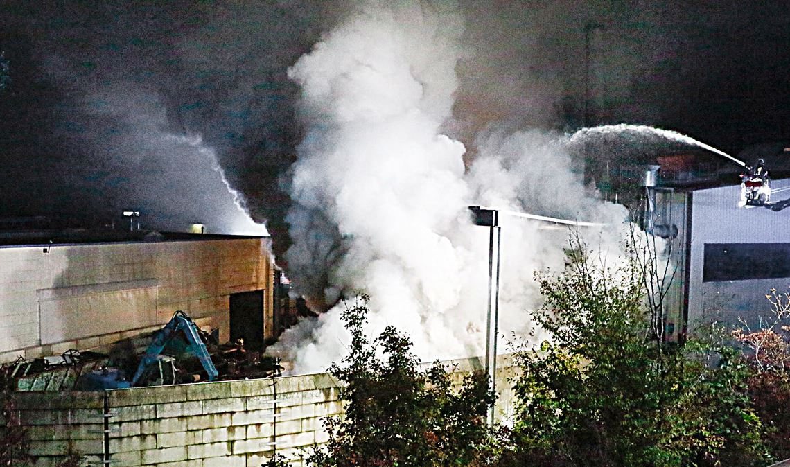 Feuer beim Recyclingunternehmen Süd-Rec am späten Abend des 28. September: Mit dem Qualm zieht ein beißender Geruch über den Großraum Mühlacker. Archivfoto: Einsatz-Report 24