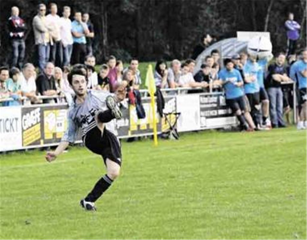 Feuer frei im Viktoria-Sportpark: Burim Akija soll als hängende Sturmspitze aus dem Mittelfeld für Gefahr vor dem Nussbaumer Tor sorgen.
Foto: Eigner