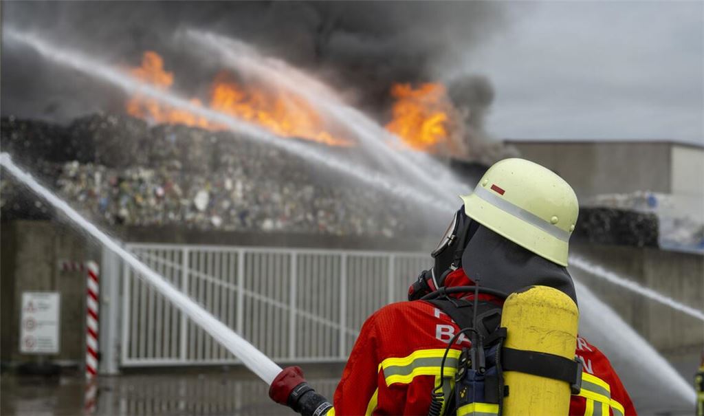 Feuer in Sontheim an der Brenz: In einer Sortieranlage war am Montag ein Feuer ausgebrochen.