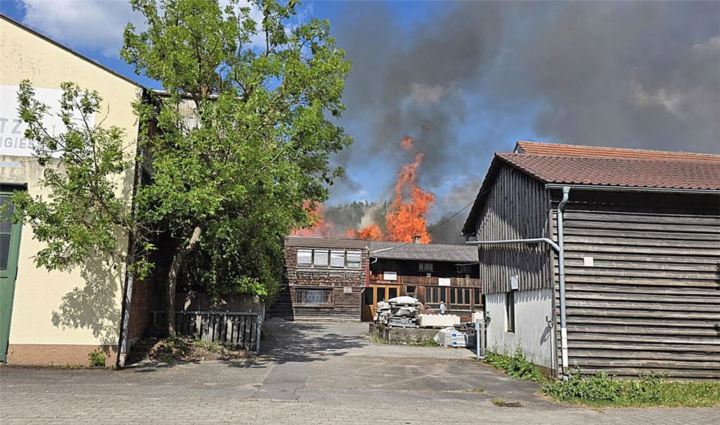 Feuer in der alten Maschinenfabrik und Gießerei Hiller&Lutz in Ötisheim: Die Polizei ermittelt wegen Brandstiftung. Foto: Myroshnichenko