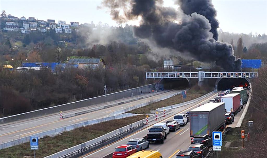 Feuer und Rauch: Der Engelbergtunnel ist bei dem Brand eines Lastwagens schwer beschädigt worden.