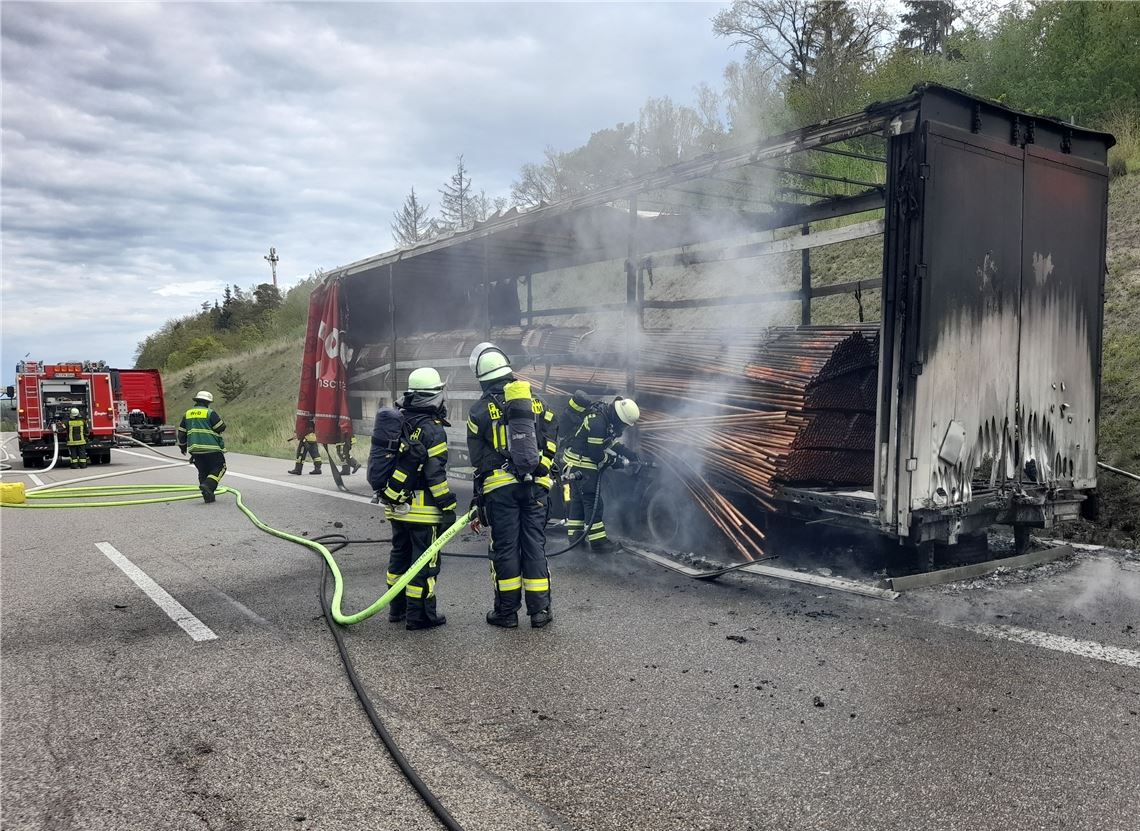 Feuer zerstört Lkw-Auflieger