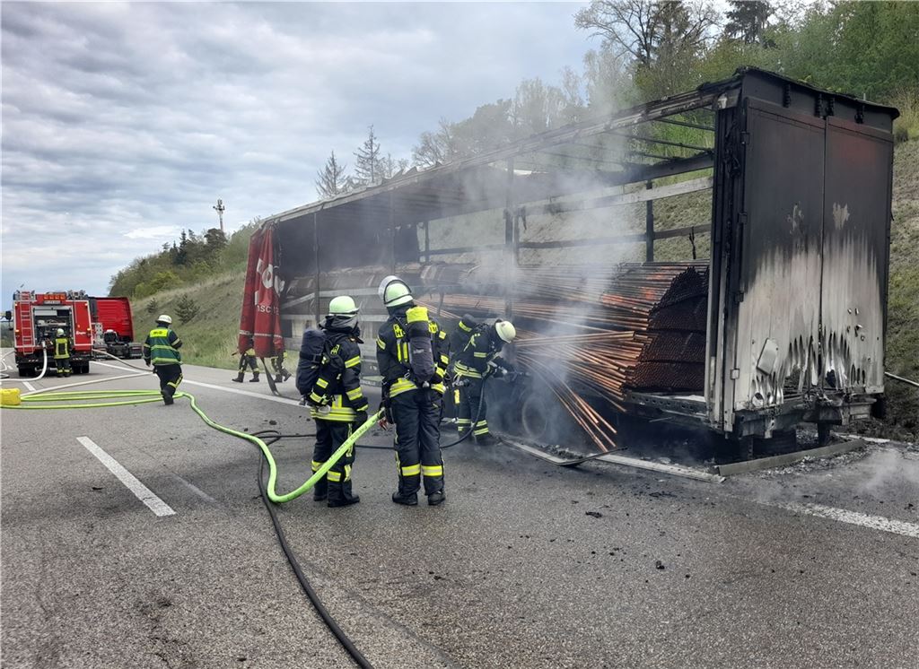 Feuer zerstört Lkw-Auflieger