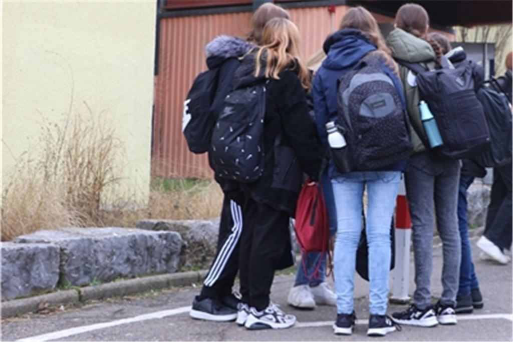 Feueralarm an der Mörike-Realschule in Mühlacker: Die Evakuierung ist eine gute Übung für den Ernstfall. Fotos: Willimek