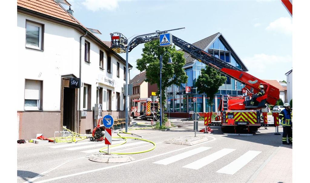 Feueralarm in Huchenfeld: In einem Haus im Ortskern steht eine Wohnung im ersten Stock in Flammen. Foto: Einsatz-Report 24