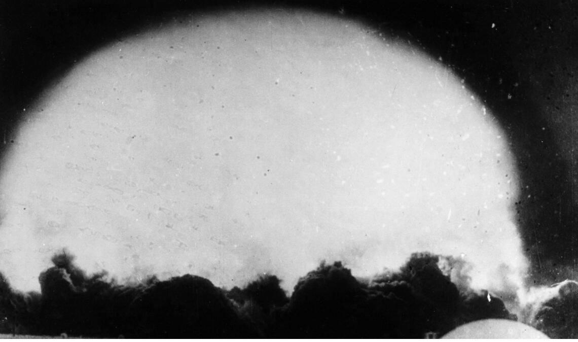 Feuerball nach dem ersten Atombombentest am 16. Juli 1945 in New Mexiko: In den Überresten des Kraters haben Forscher jetzt einen sensationellen Fund gemacht.