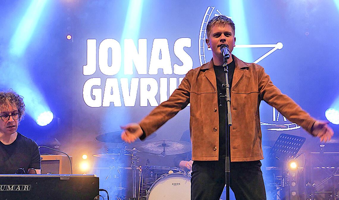 Feuertaufe gelungen: Erstmals präsentiert Jonas Gavriil bei den „SommerevEnz“ in Mühlacker seine Lieder mit Unterstützung einer Band. Foto: Weber