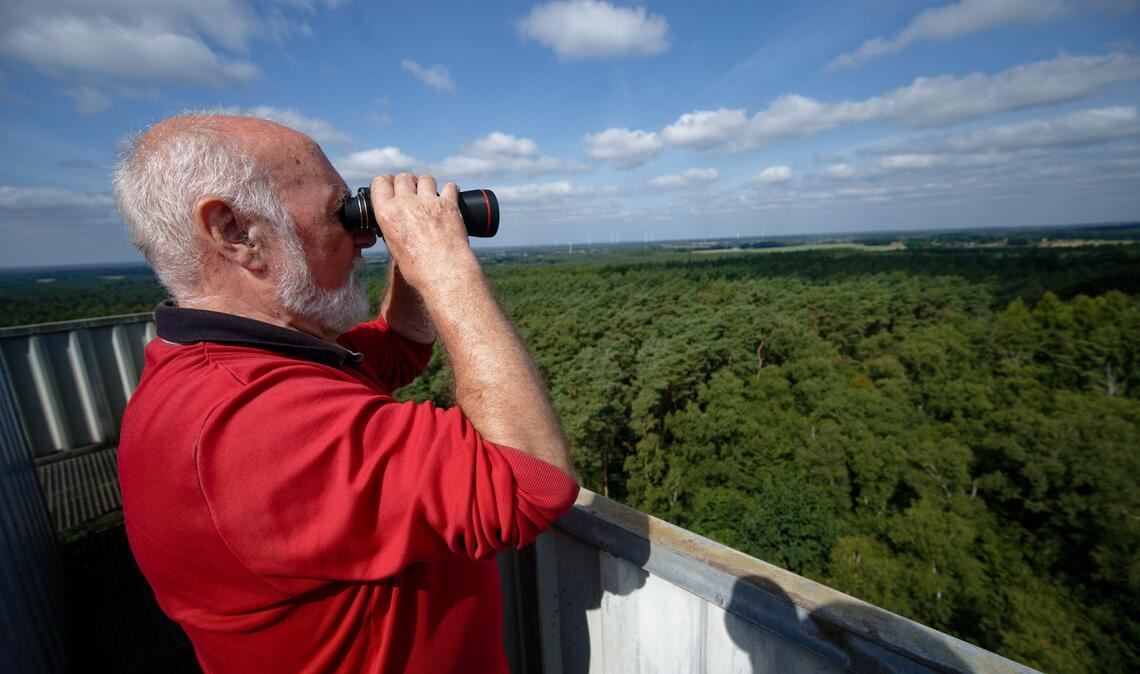 Auf dem Turm im Wald - Rudolf Hoffmann ist Feuerwächter Feuerwächter Rudolf Hoffmann hält am nördlichen Rand des Ruhrgebiets Ausschau nach möglichen Bränden.