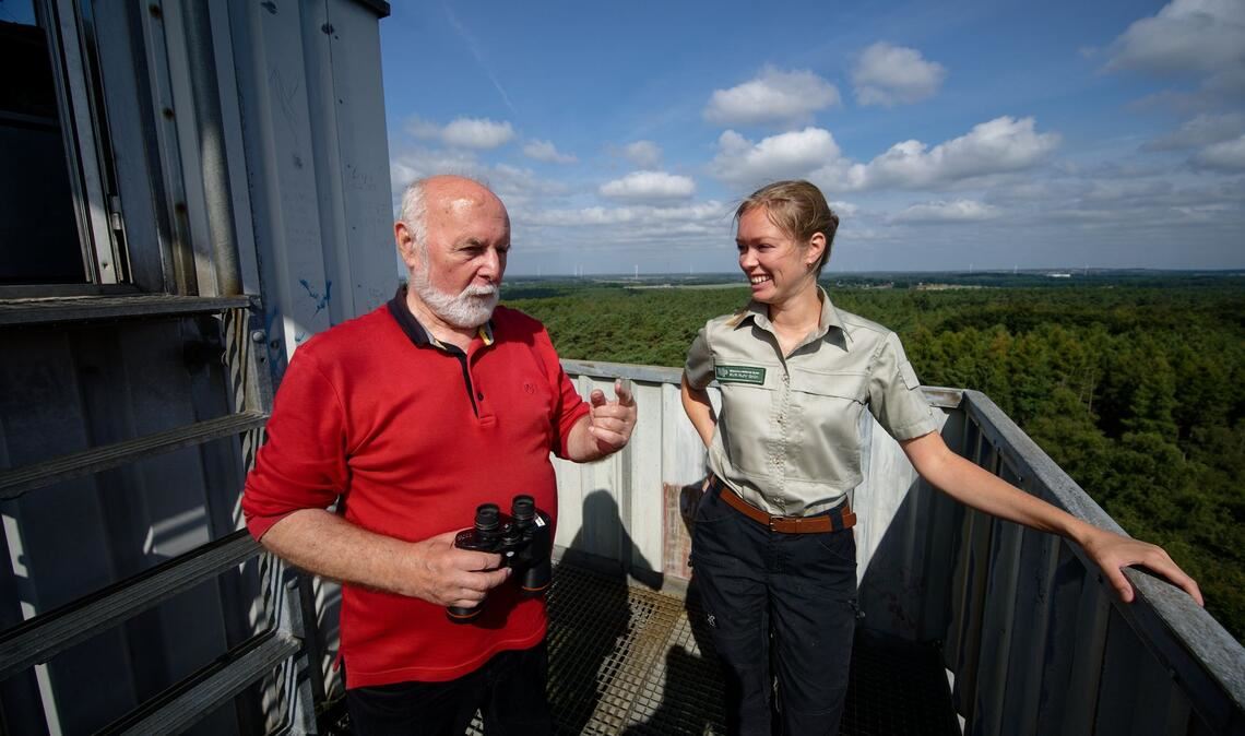 Auf dem Turm im Wald - Rudolf Hoffmann ist Feuerwächter Feuerwächter Rudolf Hoffmann im Gespräch mit Försterin Carla Paul auf dem Feuerwachturm Galgenberg in Nordrhein-Westfalen.