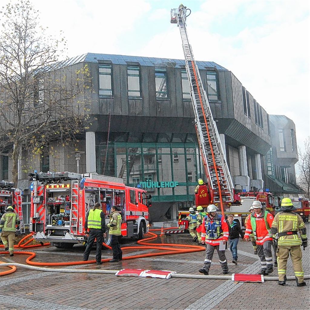 Fahrzeugbrand greift auf Mühlehof über