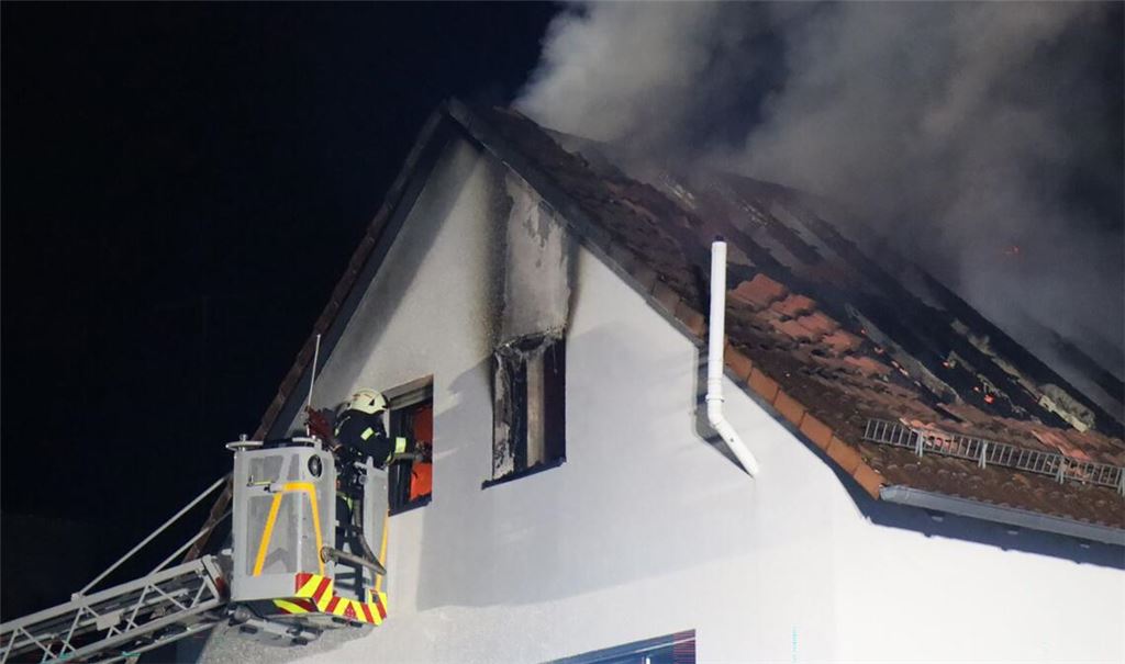 Feuerwehr bei Löscharbeiten in Sandhausen: Eine Frau ist bei dem Feuer ums Leben gekommen.