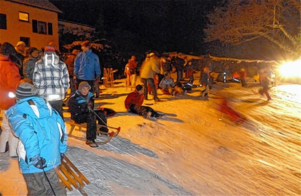 Feuerwehr leuchtet Piste aus.
