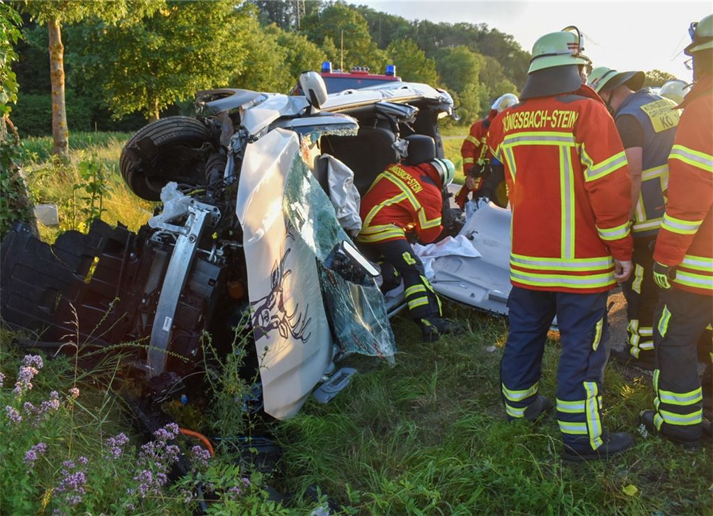Feuerwehr muss Batterie stromlos schalten und das Dach abtrennen. Myroshnichenko