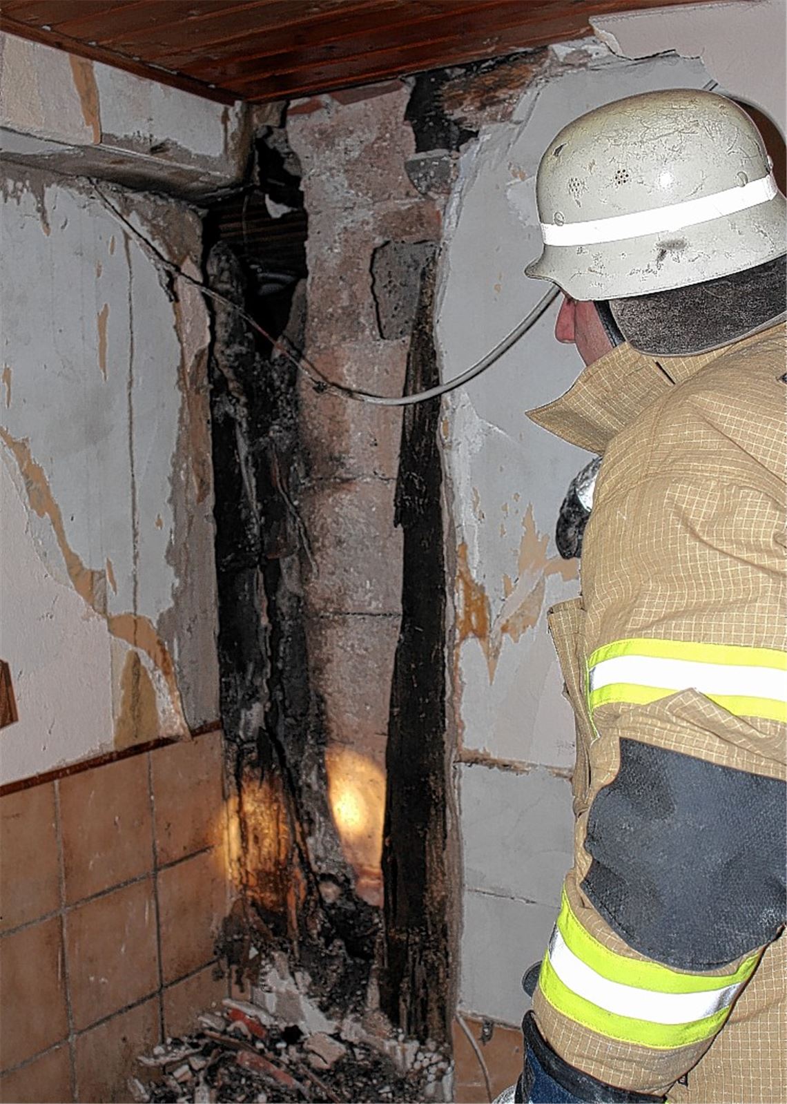 Feuerwehr muss Teile des Mauerwerks aufbrechen und Balken entfernen. Foto: Recken