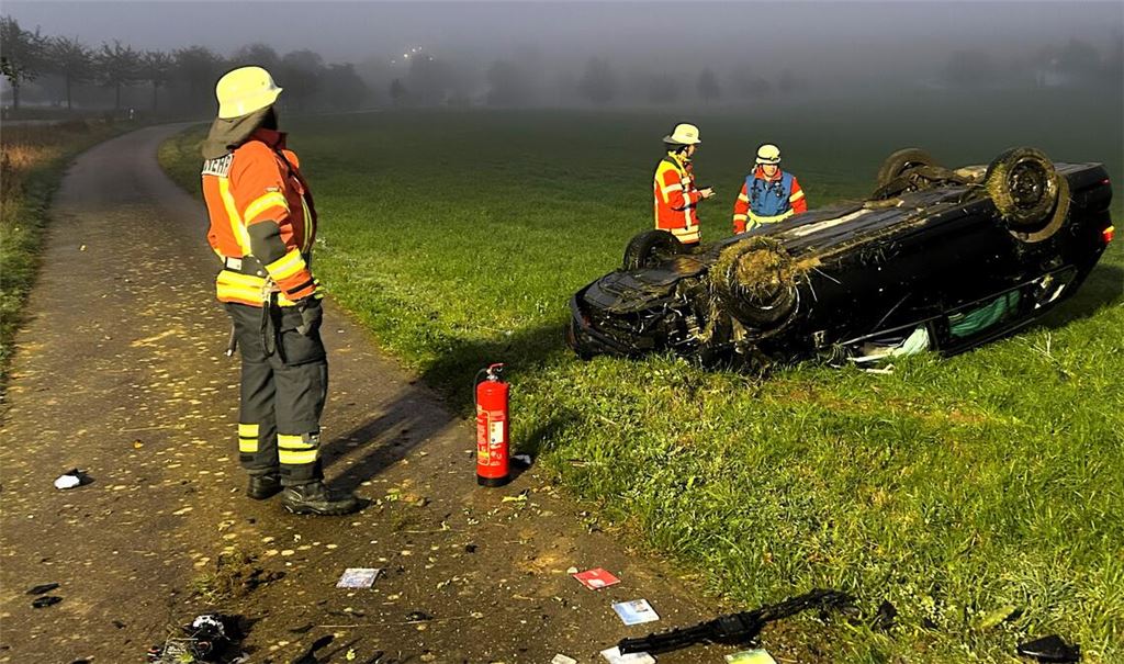 Feuerwehr setzt eine Wärmebildkamera ein, um auszuschließen, dass sich weitere Insassen in dem Unfallauto befunden haben. Foto: Feuerwehr Wiernsheim