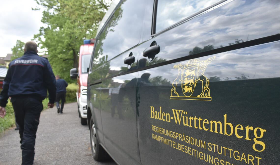 Feuerwehr und Kampfmittelbeseitigungsdienst sind vor Ort. Foto: Myroshnichenko