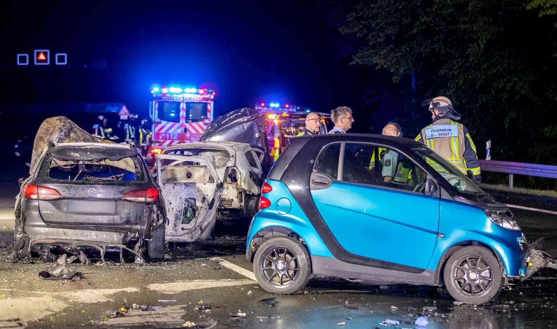 Feuerwehr und Polizei sind an der Unfallstelle im Einsatz.