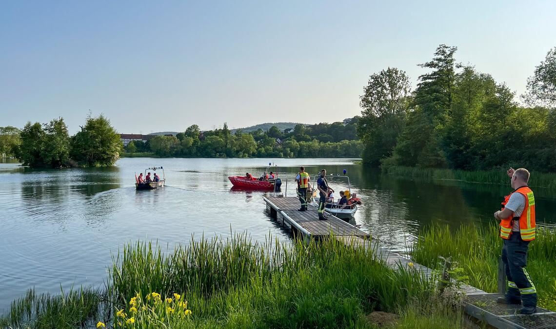 Feuerwehr und Rettungsdienste suchen am Breitenbacher See nach vermissten Jugendlichen.