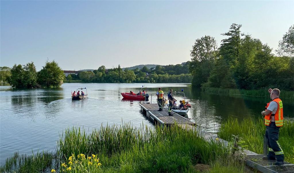 Feuerwehr und Rettungsdienste suchen am Breitenbacher See nach vermissten Jugendlichen.