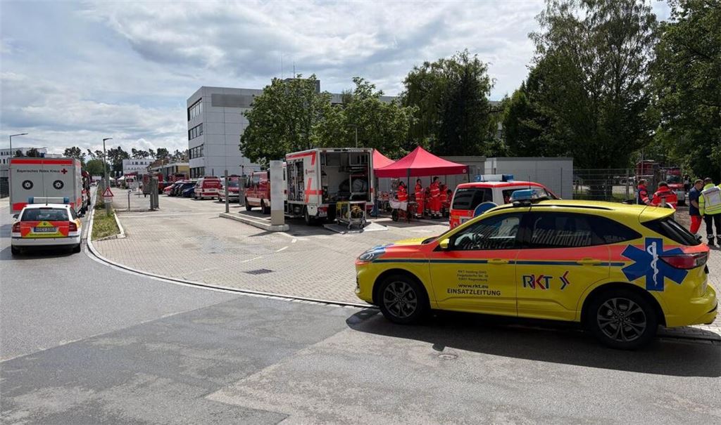 Feuerwehr und Rettungskräfte waren mit einem Großaufgebot im Einsatz.