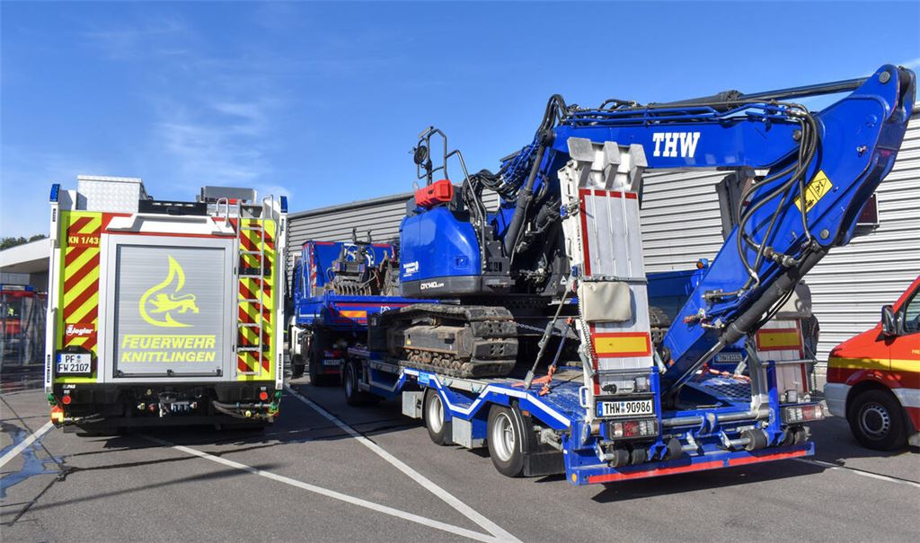 Feuerwehr und THW sind gefragt: Einen Brand im Anlieferbereich der Sortieranlage für Leichtverpackungen und mögliche Glutnester gilt es zu bekämpfen. Foto: Myroshnichenko