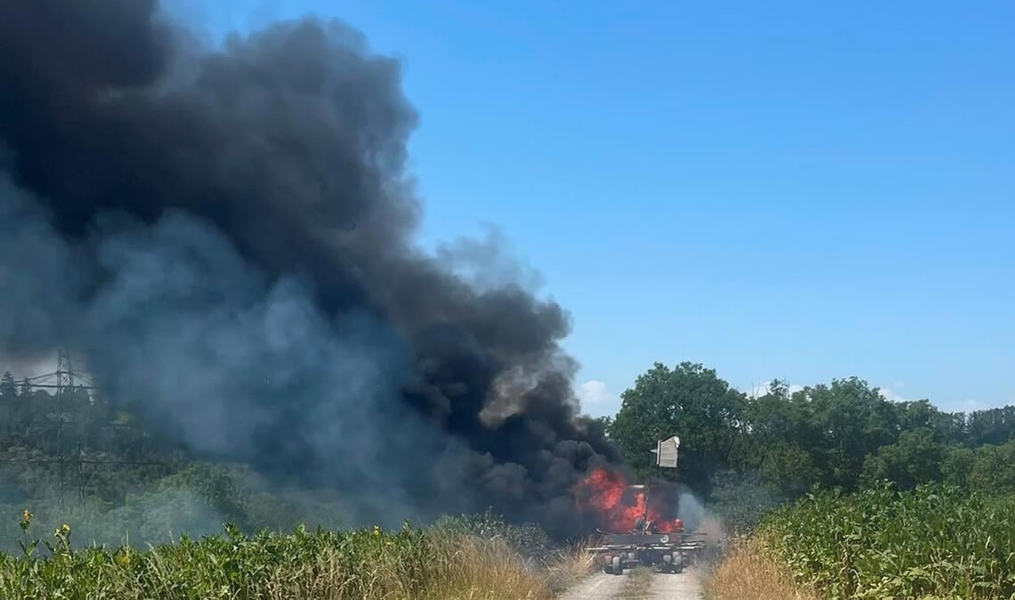 Feuerwehreinsatz als Hitzeschlacht: Bei 40 Grad plus löschen die Einsatzkräfte einen Traktor in Dürrmenz. Die hohe Lufttemperatur ist für die ehrenamtlichen Helferinnen und Helfer eine große Belastung. Fotos: privat