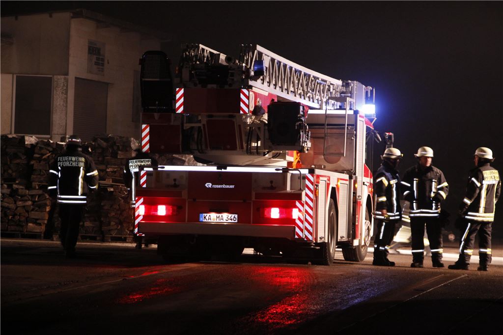 Feuerwehreinsatz bei Brand in einer Lagerhalle.  Foto: Süddeutsche Mediengesellschaft