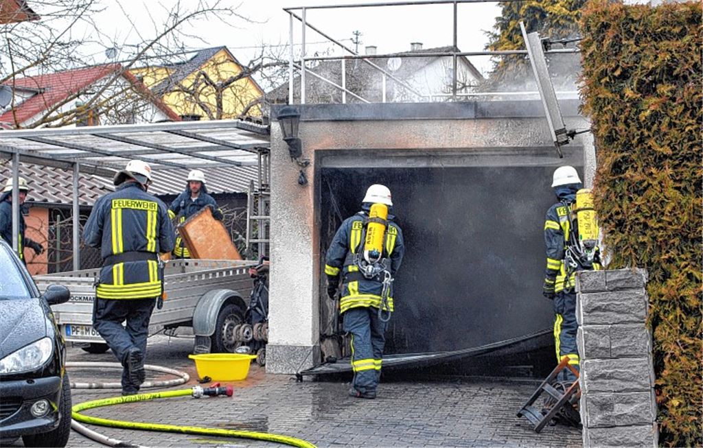 Feuerwehreinsatz bei Garagenbrand in Illingen. Foto: Stahlfeld