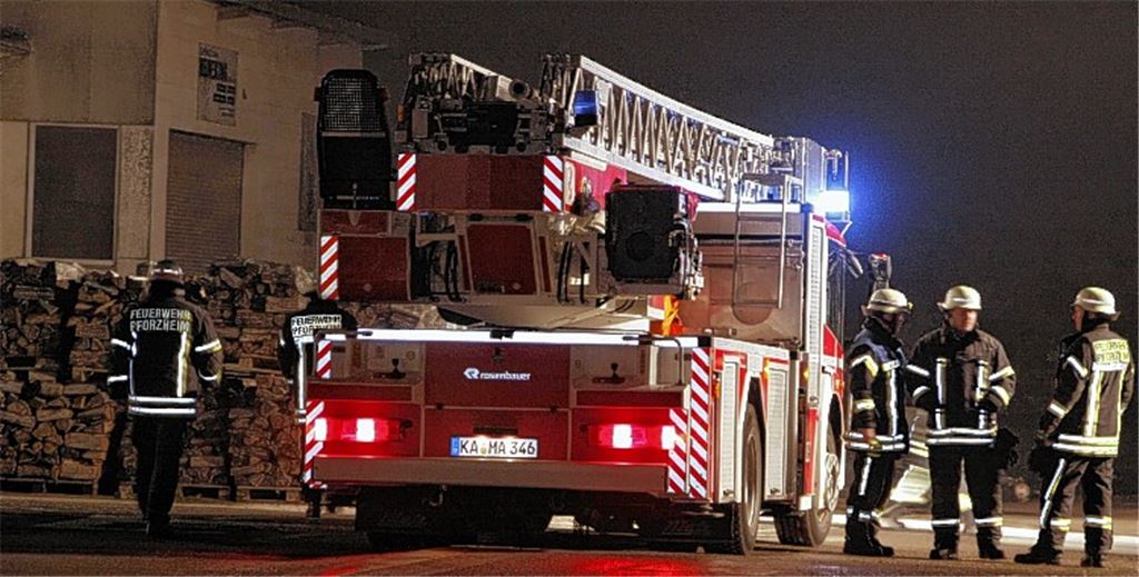 Brand in Lagerhalle ausgebrochen