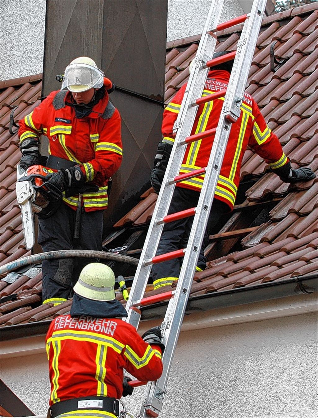 Feuerwehreinsatz im Tiefenbronner Ortsteil Mühlhausen/Würm. Foto: Eisemann