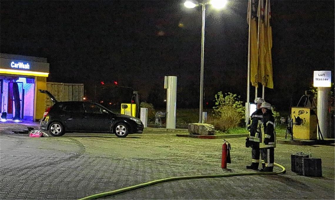 Gasaustritt aus Auto: Tankstelle gesperrt Gasaustritt aus Auto: Tankstelle gesperrt