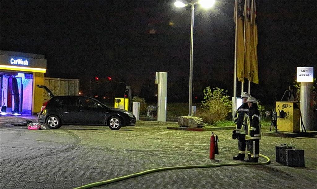 Gasaustritt aus Auto: Tankstelle gesperrt