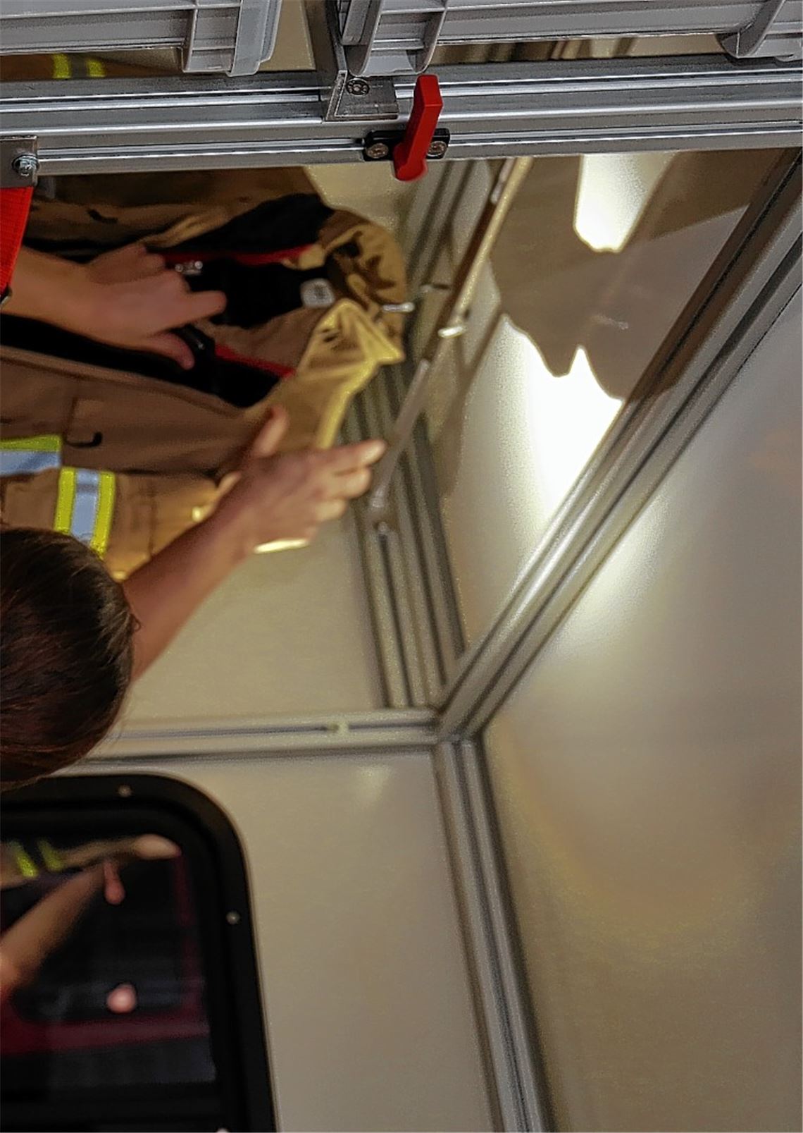 Feuerwehrfrau Meike Peter zieht vor der mobilen Hygienestation ihre Stiefel, ihren Atemschutz und andere Ausrüstungsteile aus. Erst dann betritt sie den Container, wo sie die im Ernstfall kontaminierte Kleidung in einen Sack steckt. Eine Tür weiter gibt’s eine frische Einsatzuniform. In einem nächsten Raum, der auch für Besprechungen genutzt werden soll, kann sich Peter ausruhen. Fotos: Disselhoff