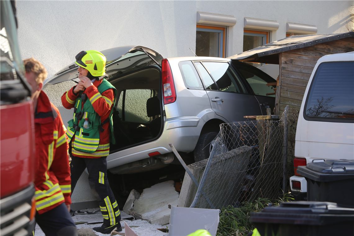 lh Unfall Öschelbronn Zaun durchbrochen (1)