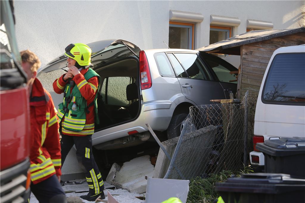 lh Unfall Öschelbronn Zaun durchbrochen (1)
