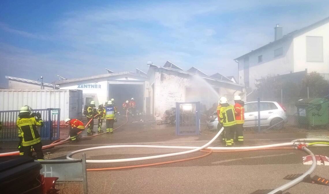 Feuerwehrkräfte verhindern schlimmere Schäden auf dem Betriebsgelände im Gewerbegebiet. Foto: Myroshnichenko