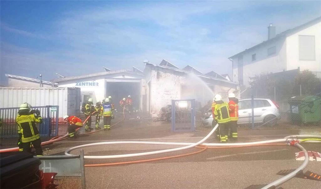 Feuerwehrkräfte verhindern schlimmere Schäden auf dem Betriebsgelände im Gewerbegebiet. Foto: Myroshnichenko