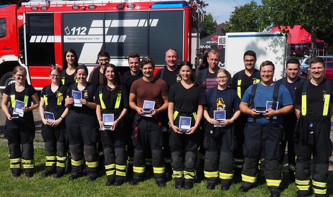 Feuerwehrleute aus Wiernsheim freuen sich über den erfolgreichen Abschluss des Leistungsabzeichens in Bronze. Foto: Müller
