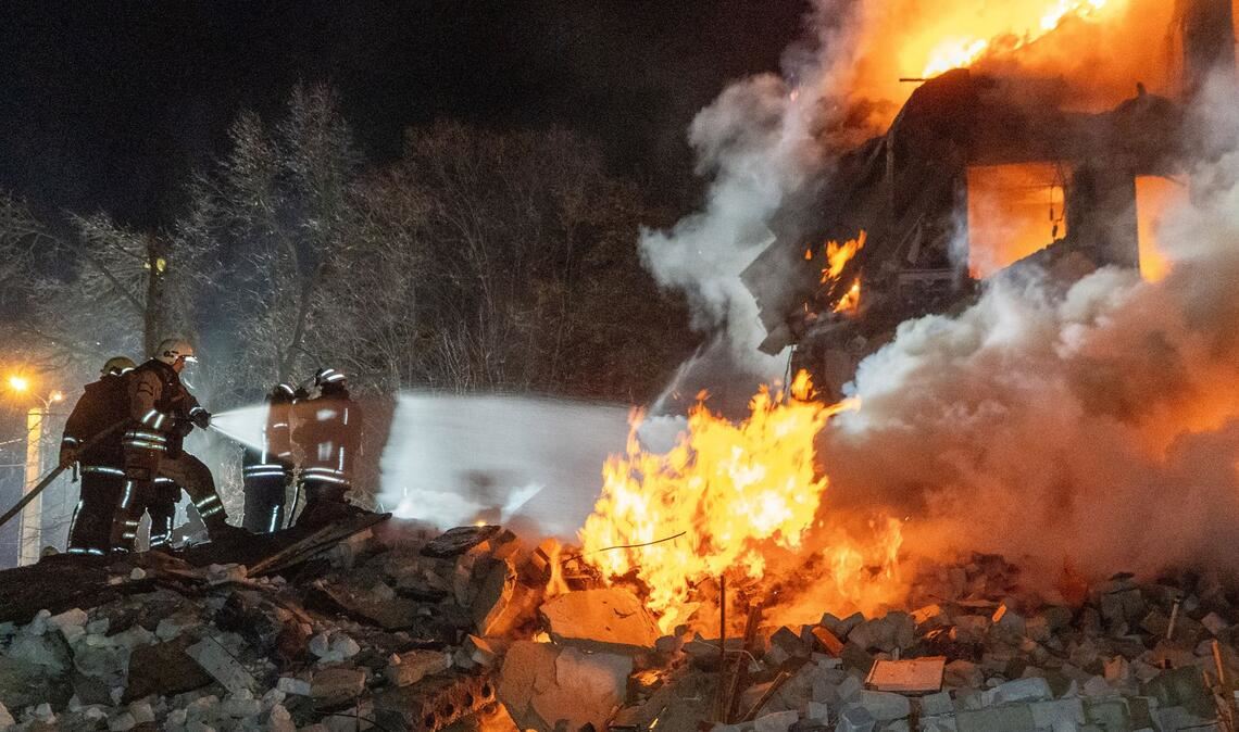 Feuerwehrleute bekämpfen einen Brand in einem Mehrfamilienhaus nach einem russischen Raketenangriff in Charkiw, Ukraine.