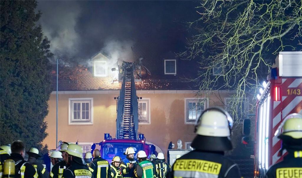 Feuerwehrleute bekämpfen u.a. mit Hilfe einer Drehleiter einen Brand in einem historisches Gebäude aus dem 17. Jahrhundert.