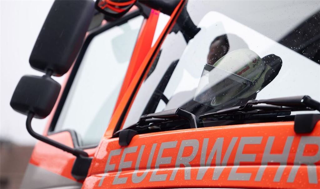 Feuerwehrleute löschten die Flammen an dem Wohnwagen. (Symbolbild)