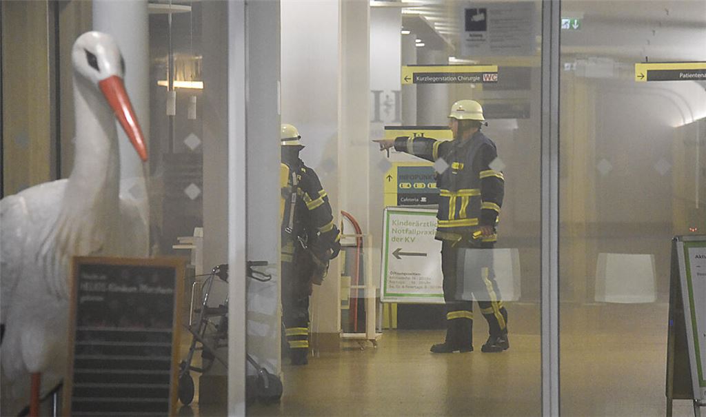 Feuerwehrleute machen sich in den verrauchten Räumen der Notaufnahme ein Bild. Ob der Patient an einer Rauchvergiftung starb, soll die Obduktion klären. Fotos: Myroshnichenko