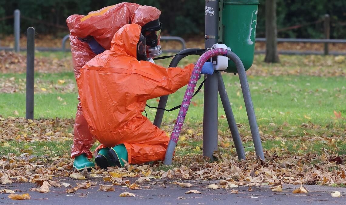 Feuerwehrleute überprüfen eine Mülltonne.