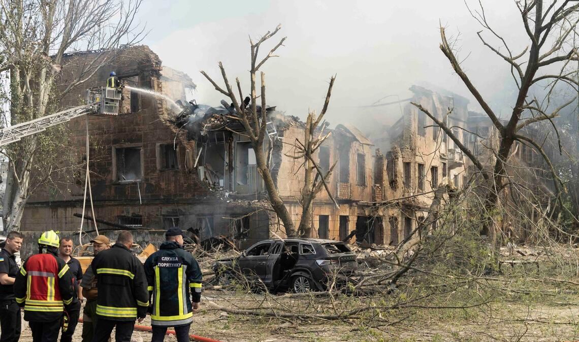 Feuerwehrleute und Rettungskräfte in der Nähe der völlig zestörten Klinik in Dnipro.
