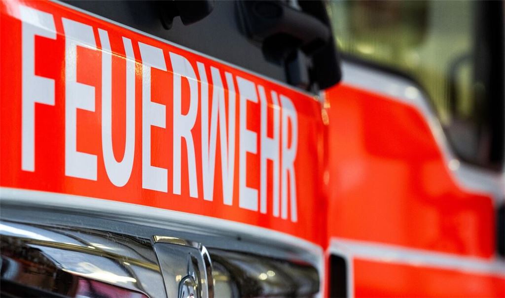 Feuerwehrleute wurden zu einer Geburt in einem Auto auf dem Standstreifen der Autobahn gerufen. (Symbolbild)